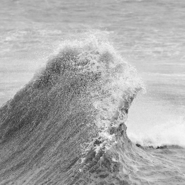 Потрясающее Изображение Отдельных Волн Ломающихся Ползущих Время Сильного Ветреного Шторма — стоковое фото