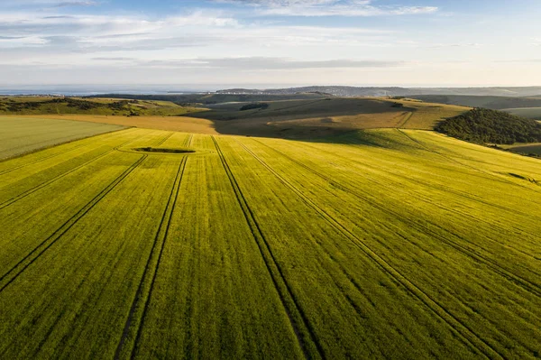 暖かい光で英語の田舎で丘陵の圧延の美しい高い飛行ドローンの風景のイメージ — ストック写真