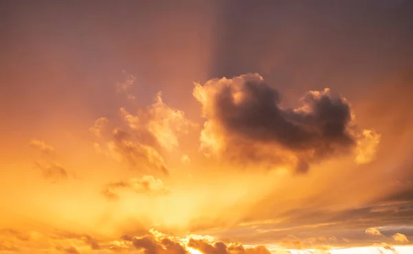 Schöner Sommersonnenuntergangshimmel Mit Bunten Lebendigen Wolken Und Sonnenstrahlen Über Den — Stockfoto