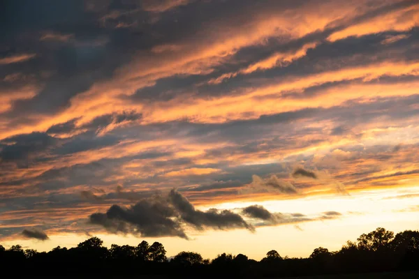 Beautiful Summer Sunset Sky Colorful Vibrant Clouds Sun Beams Whole — Stock Photo, Image