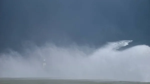 Huge Waves Crash Harbour Wall Lighthouse Huge Storm English Coastline — Stock Photo, Image