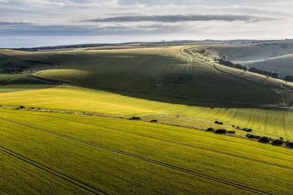 午後遅くの日没時の英語の田舎の美しいドローン風景画像夏の光 — ストック写真