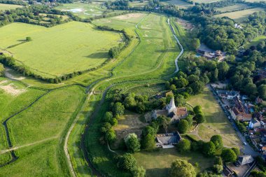 Sersemletici drone manzara görüntüsü yemyeşil yaz İngiliz kırsalında öğleden sonra ışığı altında