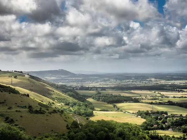 美丽的夏日下午 俯瞰起伏的群山 美丽的英国乡村风景 — 图库照片