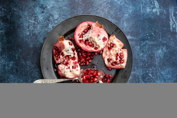 Flat Lay Image Torn Pomegranate Fruit Seeds Textured Rough Background — Stock Photo, Image