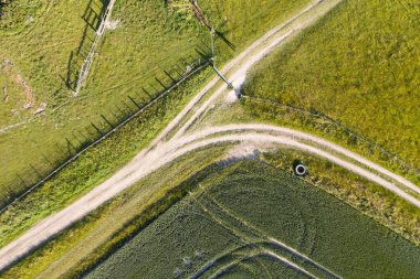 Güzel yüksek uçan drone manzarası İngiliz kırsalındaki yuvarlanan tepelerin hoş sıcak ışıklarıyla