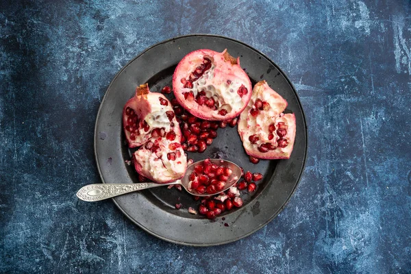 Flat Lay Image Torn Pomegranate Fruit Seeds Textured Rough Background — Stock Photo, Image