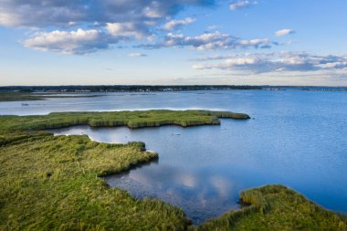 Yazın İngiltere 'nin güney kıyısındaki Christchurch Limanı' ndaki gelgitlerin güzel insansız hava aracı manzarası.