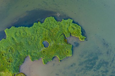İnsansız hava aracı kuş bakışı manzara görüntüsü Christchurch Limanı 'ndaki gelgit sulak alanlar İngiltere' nin güney kıyısı