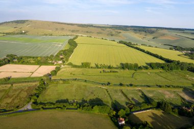 Sersemletici drone manzara görüntüsü yemyeşil yaz İngiliz kırsalında öğleden sonra ışığı altında