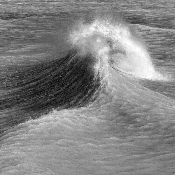 Şiddetli Rüzgar Fırtınası Sırasında Siyah Beyaz Bireysel Dalgaların Kırılma Tepelerinin — Stok fotoğraf