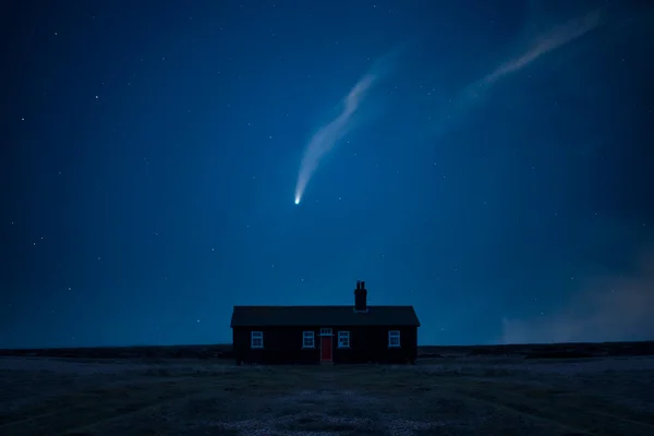 Digitaal Composiet Beeld Van Neowise Comet Afgelegen Verlaten Geïsoleerd Huis — Stockfoto