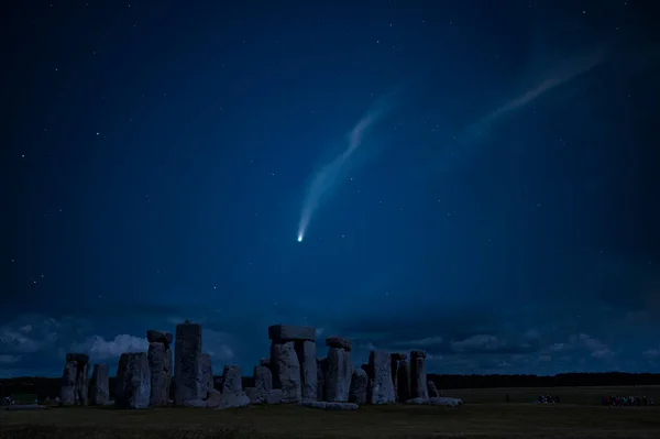 Цифровое Композитное Изображение Неовизовой Кометы Над Стоунхенджем — стоковое фото