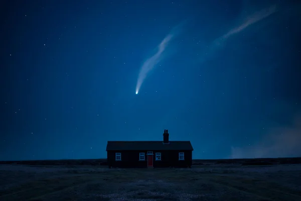 Imagem Composta Digital Cometa Neowise Sobre Casa Isolada Desolada Remota — Fotografia de Stock