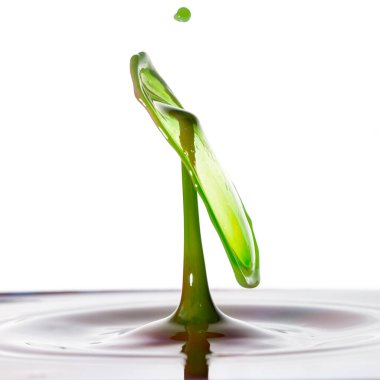 Şaşırtıcı benzersiz soyut su, yüksek hız flaş tekniği kullanılarak çekilen canlı renkli su çarpışmalarıyla fotoğrafçılık görüntülerini serper.