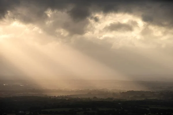 Prachtig Landschapsbeeld Van Zonsondergang Boven Het Engelse Platteland Met Zonnestralen — Stockfoto