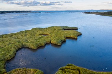 Yazın İngiltere 'nin güney kıyısındaki Christchurch Limanı' ndaki gelgitlerin güzel insansız hava aracı manzarası.