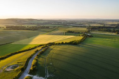 Sersemletici drone manzara görüntüsü yemyeşil yaz İngiliz kırsalında öğleden sonra ışığı altında