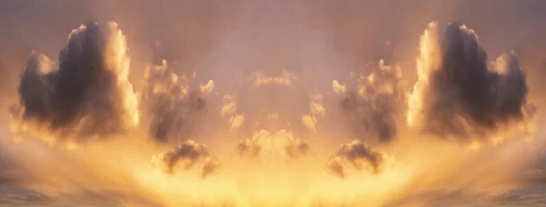 Facebookのバナープロポーションでハート型の雲のパノラマとカラフルな鮮やかな雲と太陽の光が空全体に渡る美しい夏の日没の空 — ストック写真