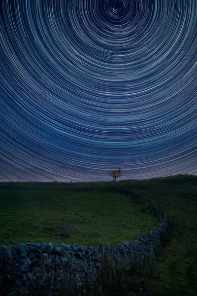 Digitales Zusammengesetztes Bild Von Sternenpfaden Rund Polaris Mit Schönen Herbst — Stockfoto