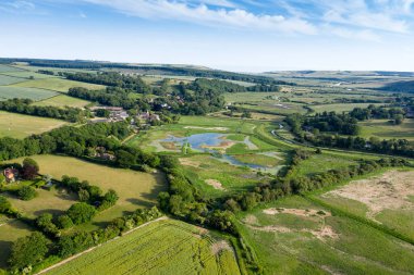 Sersemletici drone manzara görüntüsü yemyeşil yaz İngiliz kırsalında öğleden sonra ışığı altında