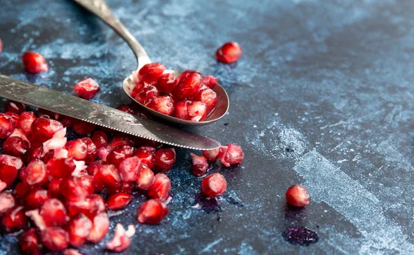 Vacker Mat Porträtt Dras Granatäpple Och Frön Med Vintage Konsistens — Stockfoto