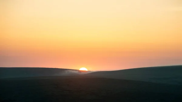 Gyönyörű Nyári Napkelte Angliai Dartmoor Felett Könnyű Ködfelhőkkel Láthatáron — Stock Fotó