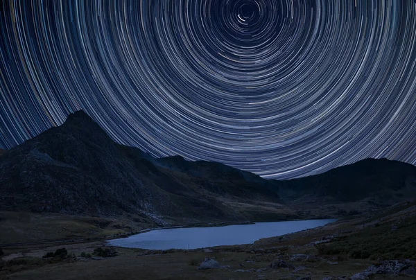 Fevkalade Canlı Samanyolu Kompozit Görüntüsü Arkaplanda Tryfan Ile Birlikte Snowdonia — Stok fotoğraf