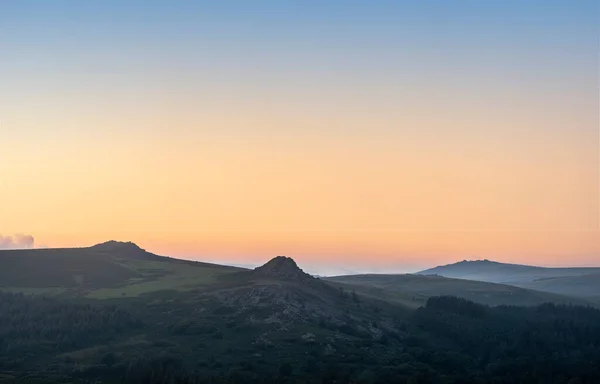英国达特莫尔迷人的风景画 在史诗般的日出光中展现了皮革托尔 夏普特和国王托尔 — 图库照片