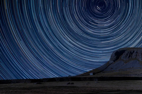 Digitales Zusammengesetztes Bild Von Sternenpfaden Rund Polaris Mit Landschaft Von — Stockfoto