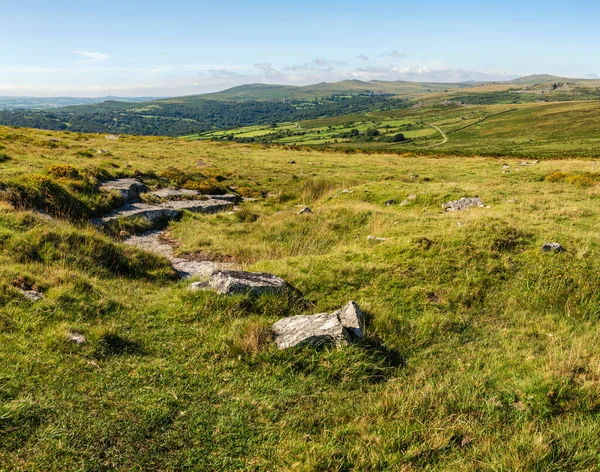 Piękny Widok Park Narodowy Dartmoor Lecie Szerokim Widokiem Kilka Torów — Zdjęcie stockowe