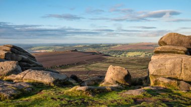 Higger Tor yakınlarındaki Tepe Bölgesi 'nde yaz sonlarında sergilenen muhteşem manzara.