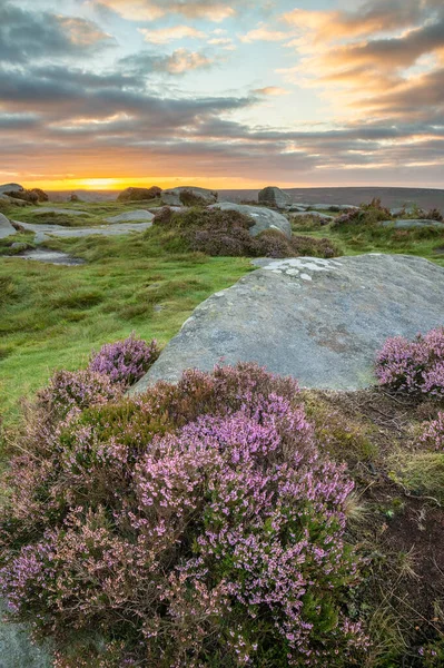 Higger Tor yakınlarındaki Tepe Bölgesi 'nde yaz sonlarında sergilenen muhteşem manzara.
