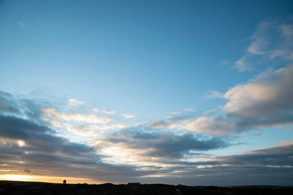 Koncepční Obraz Izolace Odlehlosti Dvěma Lidmi Silhoutted Proti Velké Obloze — Stock fotografie