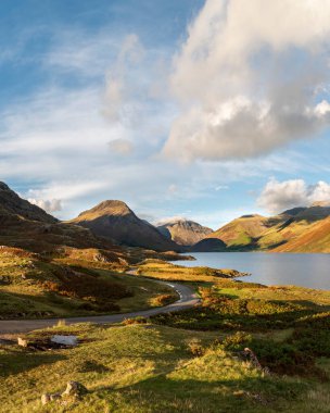 Lake District 'teki Wasdale Vadisi' nin şaşırtıcı bir görüntüsü. Scafell Pike, Great Gable ve Kirk Fell dağ sırasına bakıyor.