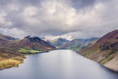 Yazın sonlarında Wast Water Vadisi 'nde dağ manzaralı Göl Bölgesi üzerinde insansız hava aracı uçurmak hayret verici bir bakış açısı.