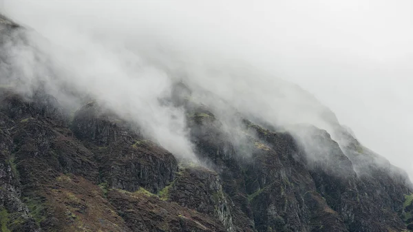 Fantastisk Dramatisk Lake District Landskap Bild Tjockt Lågt Moln Hängande — Stockfoto