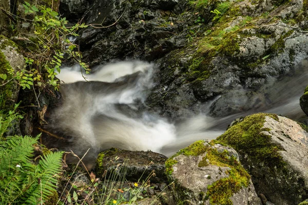 Bela Imagem Paisagem Exposição Longa Detalhe Cachoeira Fluindo Ashness Bridge — Fotografia de Stock