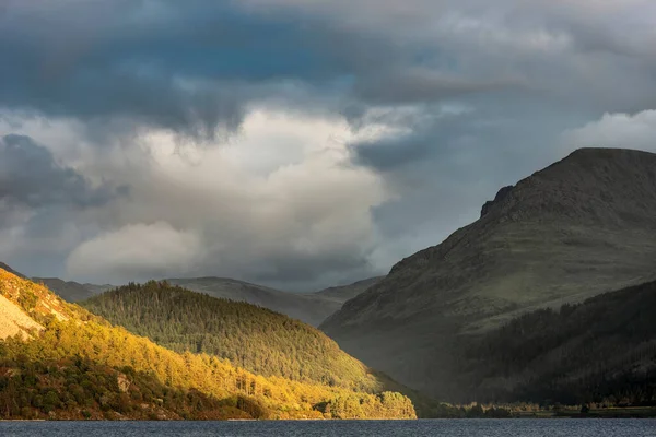 Magnifique Image Paysage Regardant Travers Eau Ennerdale Dans District Des — Photo