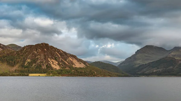 Nádherný Obrázek Krajiny Při Pohledu Přes Ennerdale Water Anglické Lake — Stock fotografie