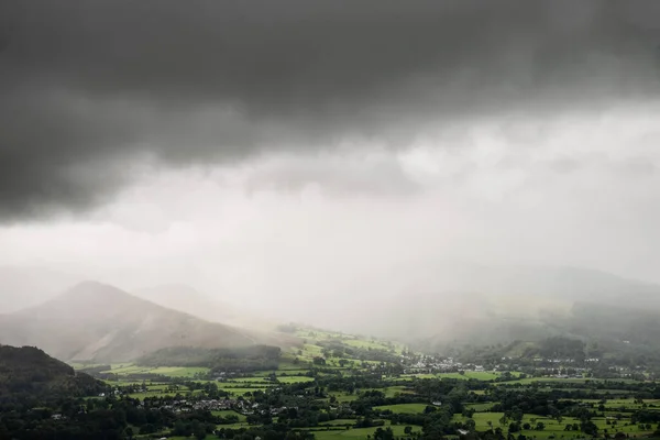 Prachtig Landschapsbeeld Derwentwater Vallei Met Vallende Regen Drijvend Bergen Naar — Stockfoto