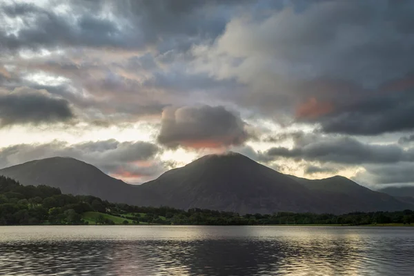 Imagem Deslumbrante Paisagem Nascer Sol Olhando Através Loweswater Lake District — Fotografia de Stock