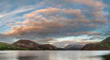 Muhteşem manzara Ennerdale Suyu 'ndan Scoat Fell ve Pillar' ın tepelerine doğru bakıyor. Muhteşem yaz günbatımında.
