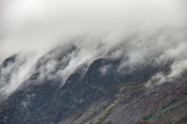 Superbe Image Spectaculaire Paysage District Lac Épais Nuages Bas Suspendus — Photo