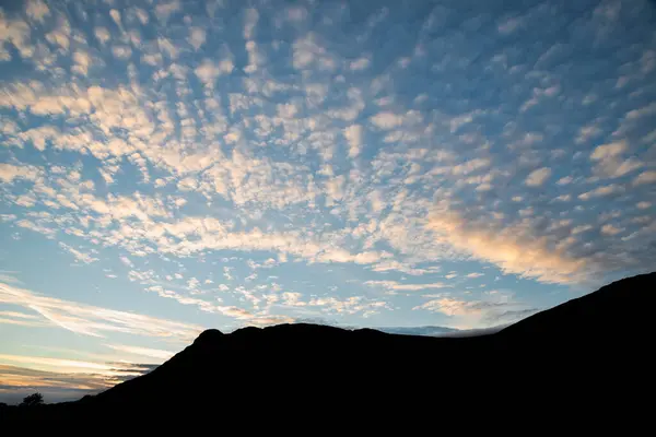 Ohromující Krajina Obraz Barevné Makrely Oblohy Formace Mraků Konci Léta — Stock fotografie