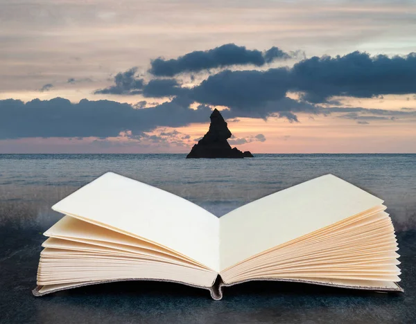 威尔士彭布罗克郡海岸田园诗般的宽带湾海滩的壮丽的日出之地出现在一本书的书页上 — 图库照片
