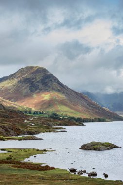 Lake District 'teki Wasdale Vadisi' nin şaşırtıcı bir görüntüsü. Scafell Pike, Great Gable ve Kirk Fell dağ sırasına bakıyor.