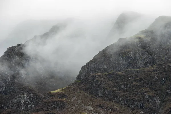 Impressionante Dramática Paisagem Lake District Imagem Espessa Nuvem Baixa Pairando — Fotografia de Stock