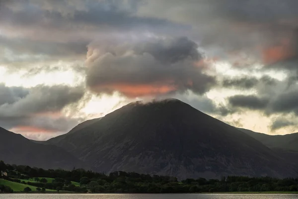 Imagem Deslumbrante Paisagem Nascer Sol Olhando Através Loweswater Lake District — Fotografia de Stock