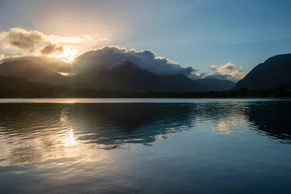 Imagem Deslumbrante Paisagem Nascer Sol Olhando Através Loweswater Lake District — Fotografia de Stock